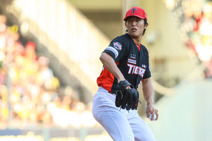 Wow, it's an emergency appearance, but I wrote the history of my all-time debut in 39 years...Doosan beats KIA for two days 