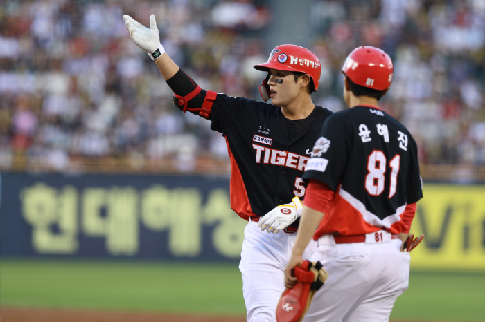 Wow, it's an emergency appearance, but I wrote the history of my all-time debut in 39 years...Doosan beats KIA for two days 