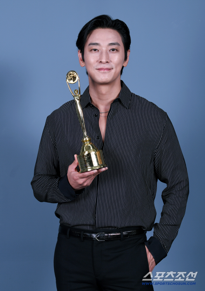 Ju Jihoon Reflects on Blue Dragon Best Actor Win