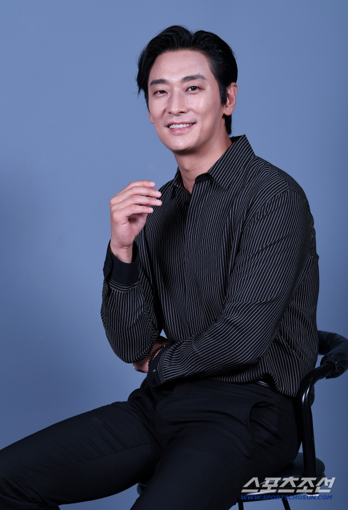 Ju Jihoon Reflects on Blue Dragon Best Actor Win