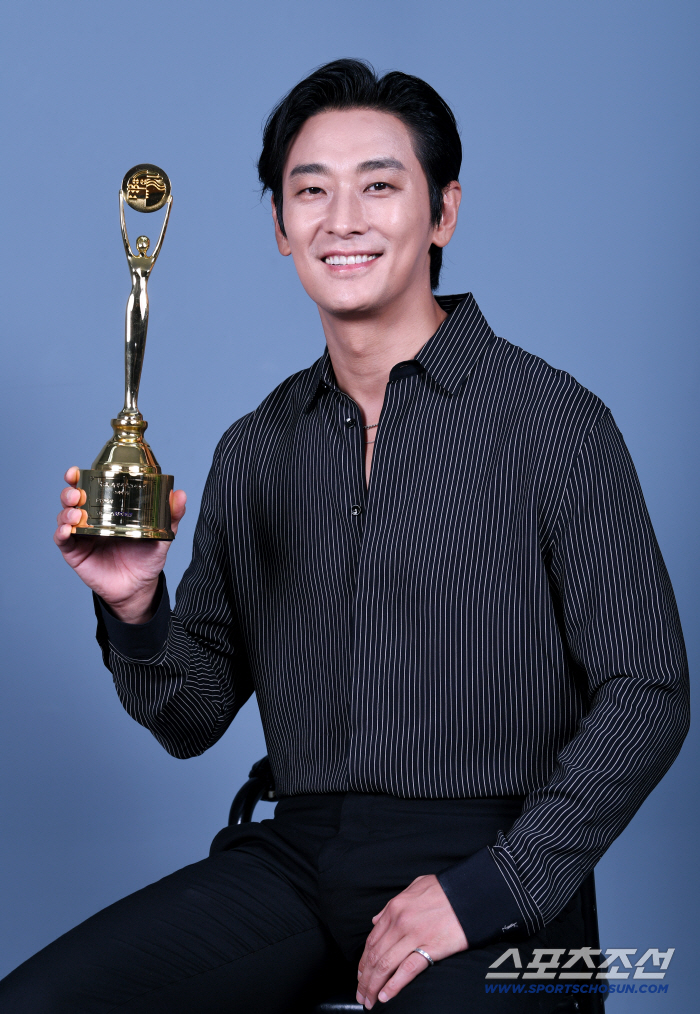 Ju Jihoon Reflects on Blue Dragon Best Actor Win