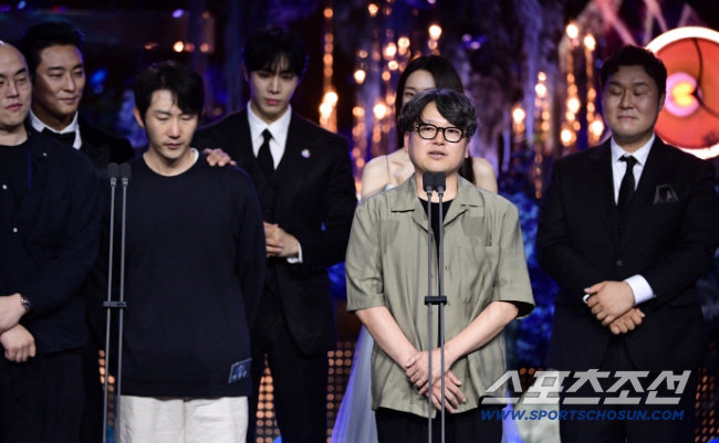 Ju Jihoon Reflects on Blue Dragon Best Actor Win