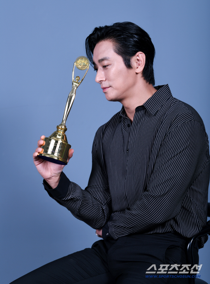Ju Jihoon Reflects on Blue Dragon Best Actor Win