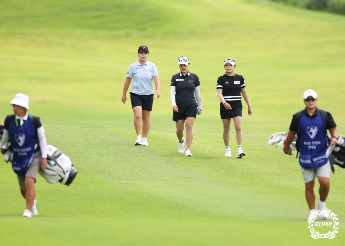 For the next player... 29 under par for real? Hong Jung-min, a new record for minimum pars in the 72nd hole, filled the championship when he emptied his mind and emptied his swing I'm grateful for being able to run. 