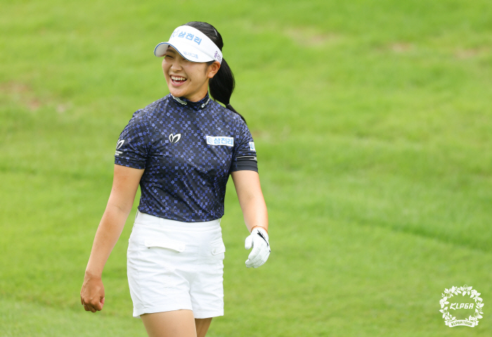 For the next player... 29 under par for real? Hong Jung-min, a new record for minimum pars in the 72nd hole, filled the championship when he emptied his mind and emptied his swing I'm grateful for being able to run. 