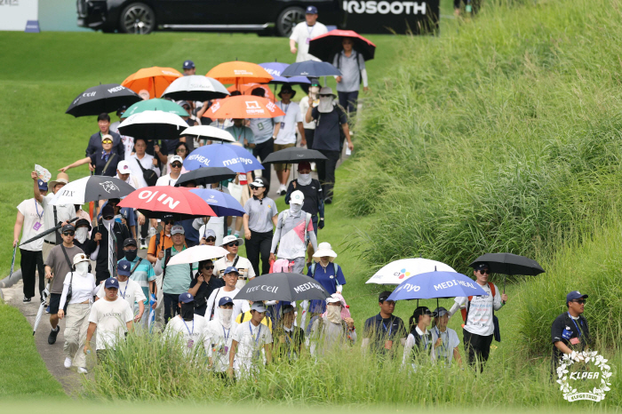For the next player... 29 under par for real? Hong Jung-min, a new record for minimum pars in the 72nd hole, filled the championship when he emptied his mind and emptied his swing I'm grateful for being able to run. 