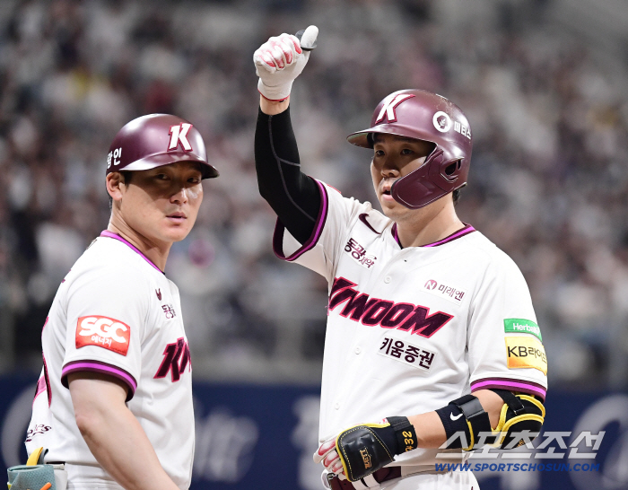 I sent him to the second team because he said he hurt his ankle, but he raised him, a veteran catcher's operating table with a six-year contract