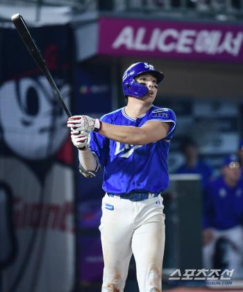 Kim Young-woong's miracle tie-breaking bases-loaded shot, Hwang Sung-bin's crazy 9th inning tie-breaking shot, Samsung Lotte, and the 11th inning of extra time were drawn after a close battle. 