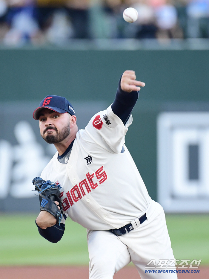 Kim Young-woong's miracle tie-breaking bases-loaded shot, Hwang Sung-bin's crazy 9th inning tie-breaking shot, Samsung Lotte, and the 11th inning of extra time were drawn after a close battle. 