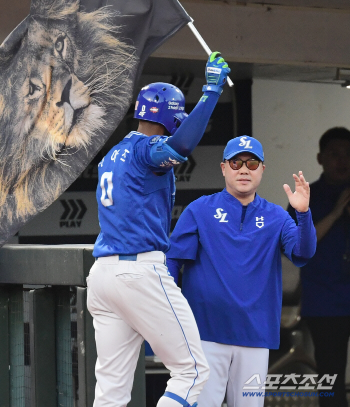 Kim Young-woong's miracle tie-breaking bases-loaded shot, Hwang Sung-bin's crazy 9th inning tie-breaking shot, Samsung Lotte, and the 11th inning of extra time were drawn after a close battle. 