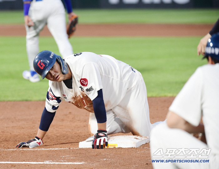 Kim Young-woong's miracle tie-breaking bases-loaded shot, Hwang Sung-bin's crazy 9th inning tie-breaking shot, Samsung Lotte, and the 11th inning of extra time were drawn after a close battle. 