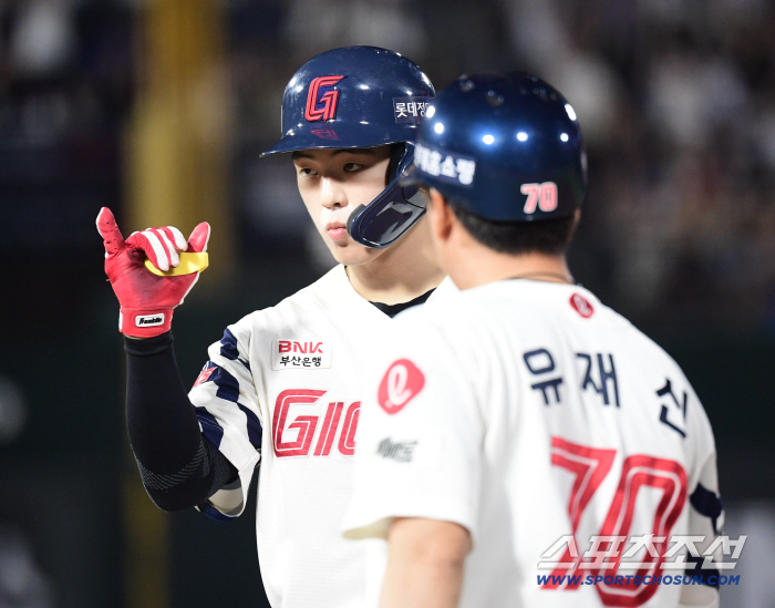 Kim Young-woong's miracle tie-breaking bases-loaded shot, Hwang Sung-bin's crazy 9th inning tie-breaking shot, Samsung Lotte, and the 11th inning of extra time were drawn after a close battle. 