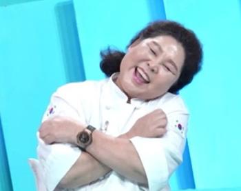 Lee Soon-sil pulls out all the car seats and burns the car as she confesses to her husband's obsession (lost)