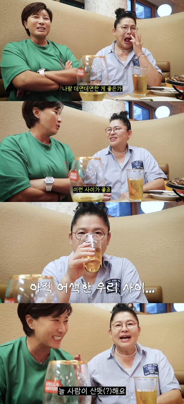Lee Youngja and Pak Se-ri are the MCs..Confession doesn't go well with each other while we're awkward