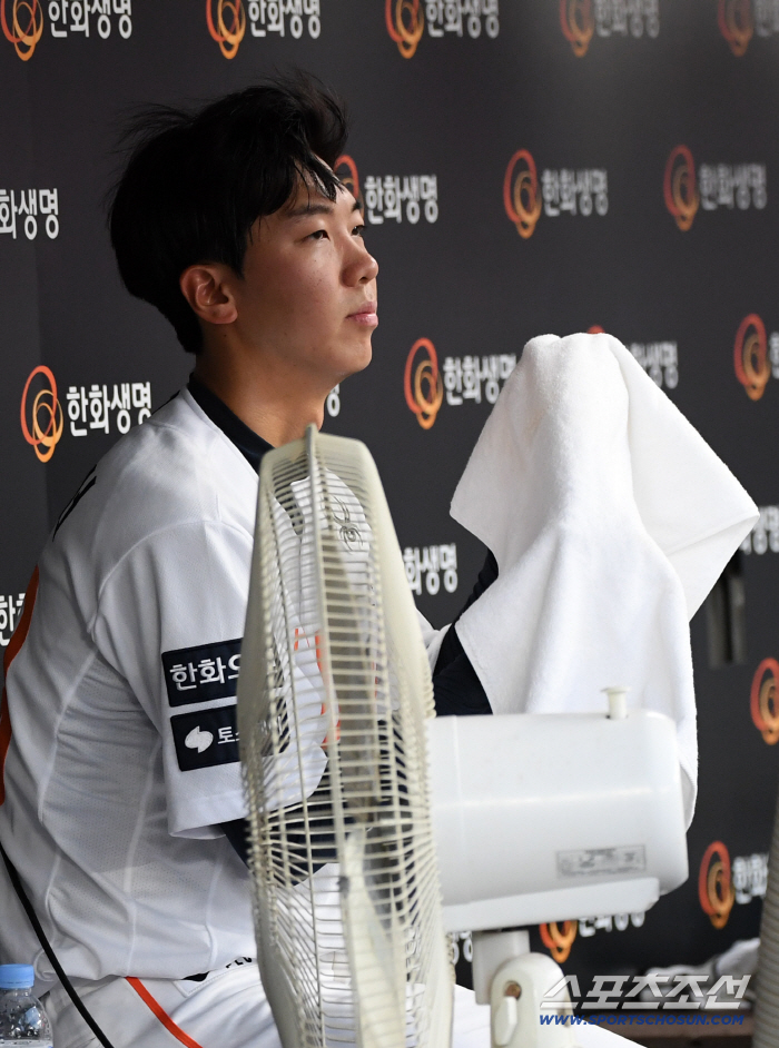 Mistake → Mistake → Mistake → Is it true that 7 runs were lost in an instant? For 20-year-old Hanwha Young-gun, this kind of ordeal...The nightmare of losing the most points by the mesmerizing defense 