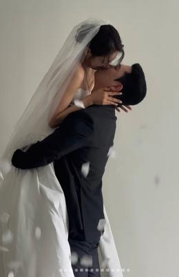 Ok-soon ♥ Kyung-soo, the 22nd Dolsinger, revealed the wedding pictorial of the real couple..My heart flutters at the kiss