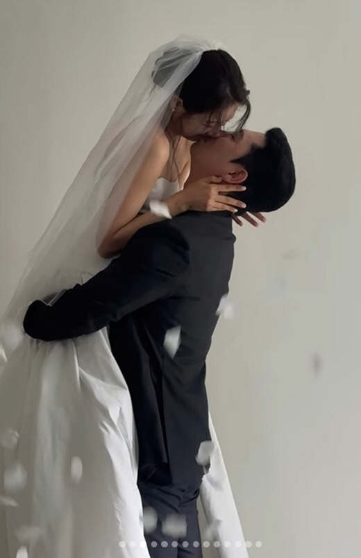 Ok-soon ♥ Kyung-soo, the 22nd Dolsinger, revealed the wedding pictorial of the real couple..My heart flutters at the kiss
