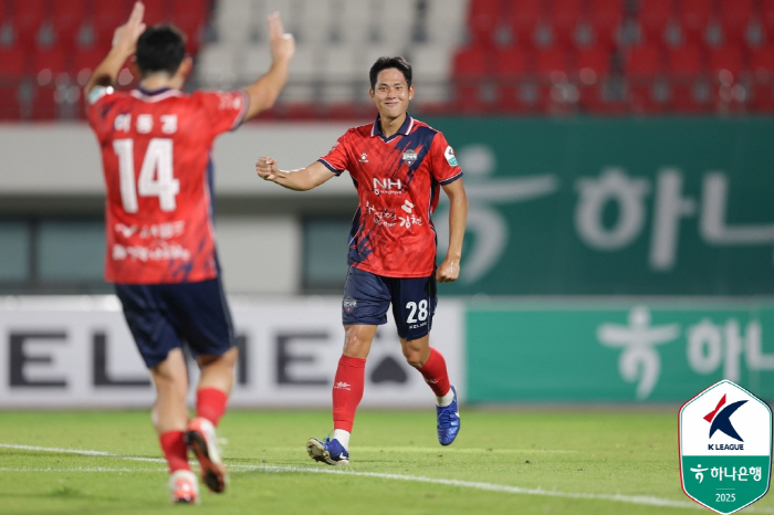 A revenge in 1260 days! Lee Dong-kyung PK net goal → Lee Dong-joon, managing director of powdered milk buff Gimcheon, jumped to second place with the most goals lost in the season's league, FC Seoul 62, complete defeat