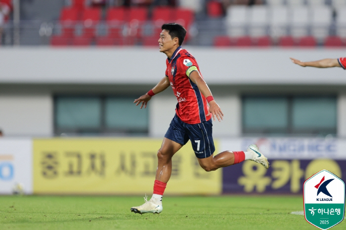 A revenge in 1260 days! Lee Dong-kyung PK net goal → Lee Dong-joon, managing director of powdered milk buff Gimcheon, jumped to second place with the most goals lost in the season's league, FC Seoul 62, complete defeat