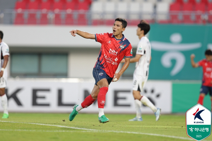 A revenge in 1260 days! Lee Dong-kyung PK net goal → Lee Dong-joon, managing director of powdered milk buff Gimcheon, jumped to second place with the most goals lost in the season's league, FC Seoul 62, complete defeat