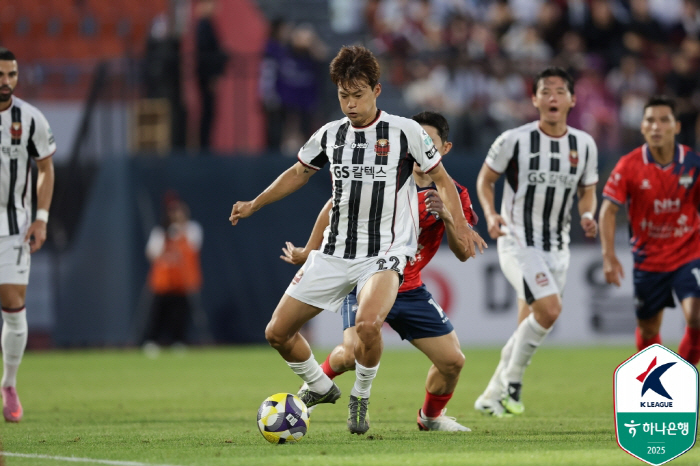 A revenge in 1260 days! Lee Dong-kyung PK net goal → Lee Dong-joon, managing director of powdered milk buff Gimcheon, jumped to second place with the most goals lost in the season's league, FC Seoul 62, complete defeat
