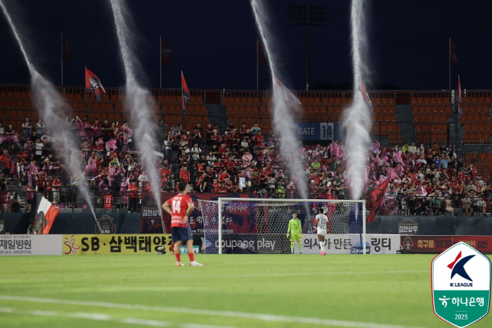 A revenge in 1260 days! Lee Dong-kyung PK net goal → Lee Dong-joon, managing director of powdered milk buff Gimcheon, jumped to second place with the most goals lost in the season's league, FC Seoul 62, complete defeat
