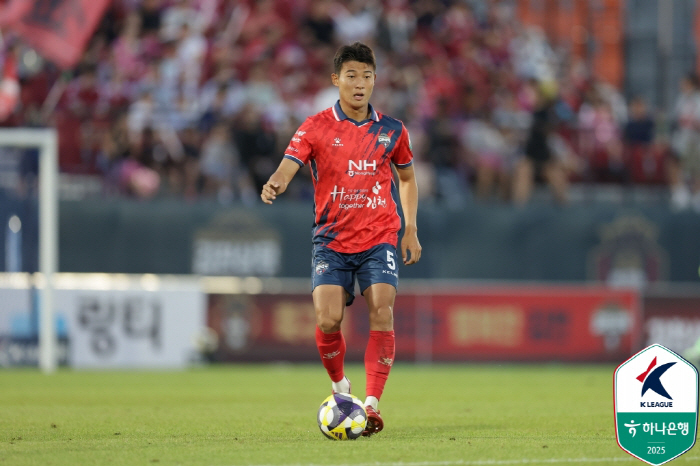 A revenge in 1260 days! Lee Dong-kyung PK net goal → Lee Dong-joon, managing director of powdered milk buff Gimcheon, jumped to second place with the most goals lost in the season's league, FC Seoul 62, complete defeat