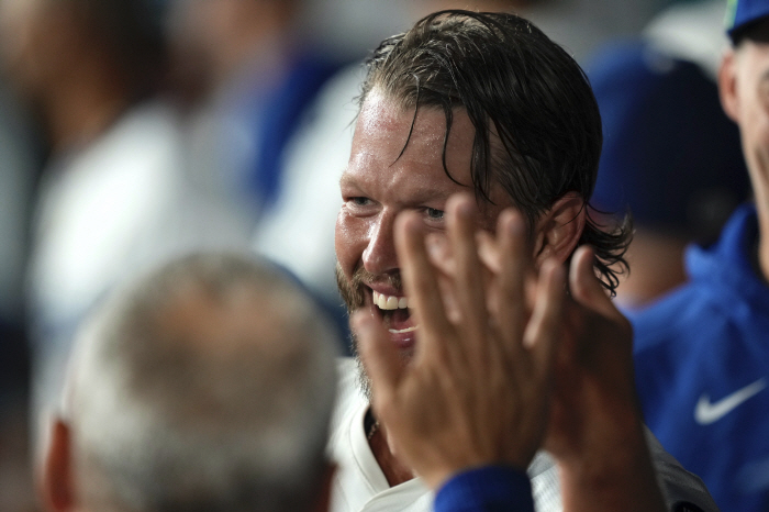 Overcoming retirement rumors and being a candidate for PS 1st starting after 3000K, Roberts is perfect as Kershaw's first starter in the reversal career series