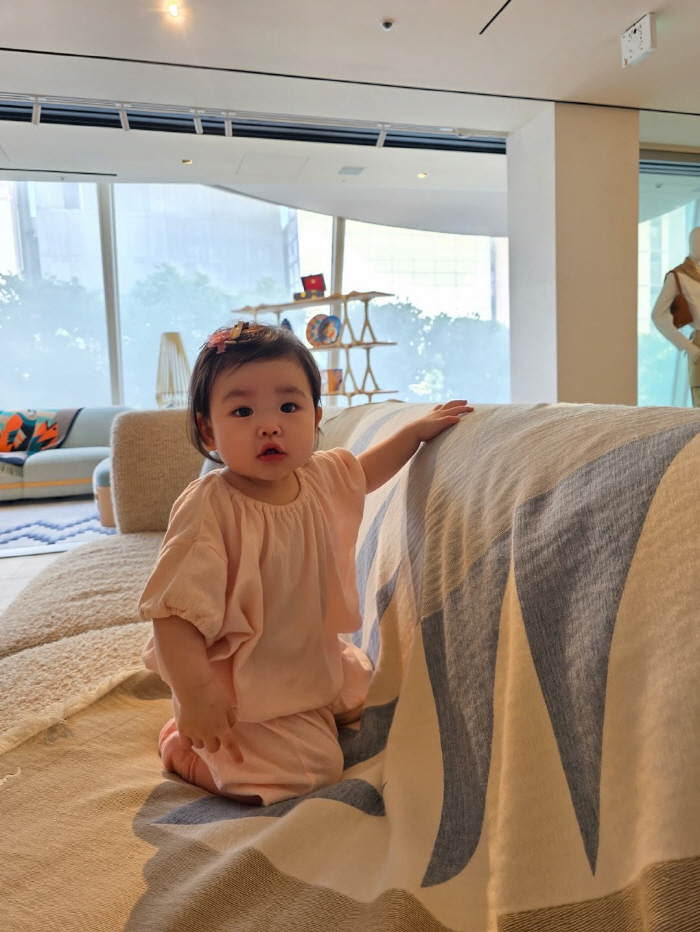 Park Soo-hong's daughter is the youngest fashion celebrity in 10 months to record the opening of fashion SNS in cooperation  gifts