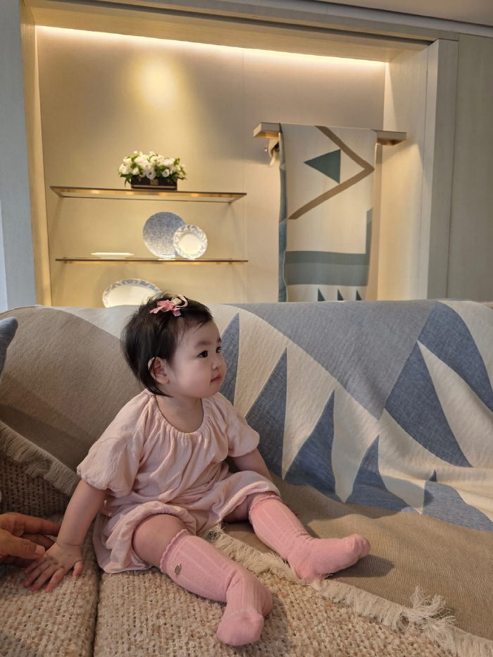 Park Soo-hong's daughter is the youngest fashion celebrity in 10 months to record the opening of fashion SNS in cooperation  gifts