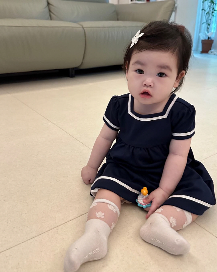 Park Soo-hong's daughter is the youngest fashion celebrity in 10 months to record the opening of fashion SNS in cooperation  gifts