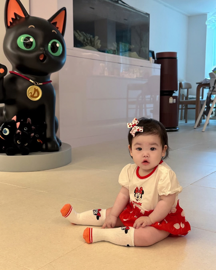 Park Soo-hong's daughter is the youngest fashion celebrity in 10 months to record the opening of fashion SNS in cooperation  gifts