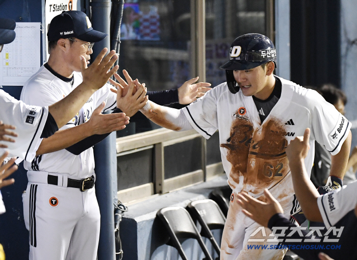  Ahn Jae-seok is welcomed by acting director Cho Sung-hwan