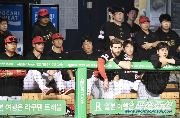  Chilling KIA dugout