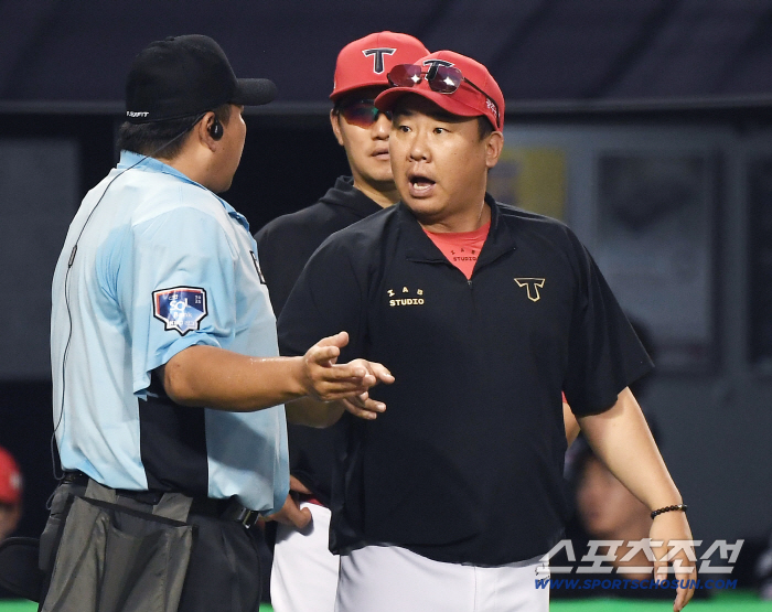  Director Lee Beom-ho protesting against the judges