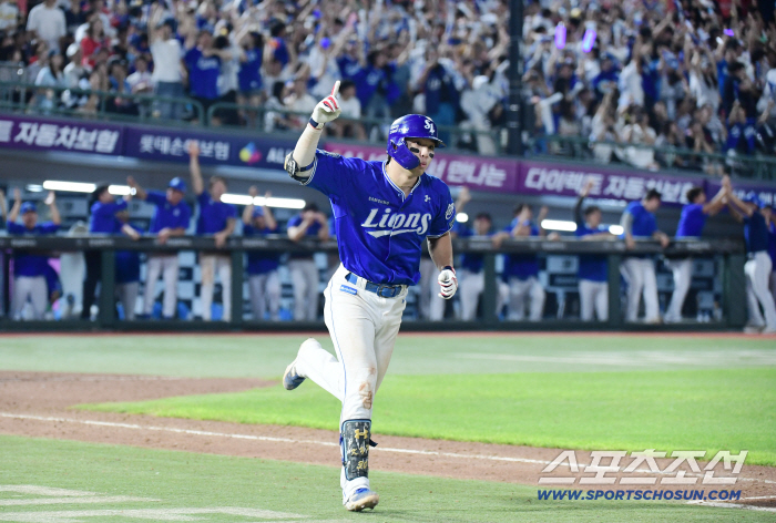  A full base shot that brings Kim Youngwoong's game to square one
