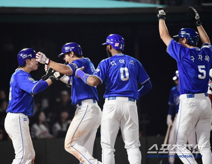  Kim Young-woong's bases-loaded shot that brings the game to square one in the eighth inning