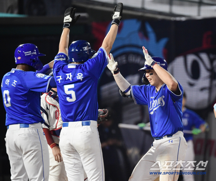  Kim Young-woong's thrilling tying bases loaded in the 8th inning