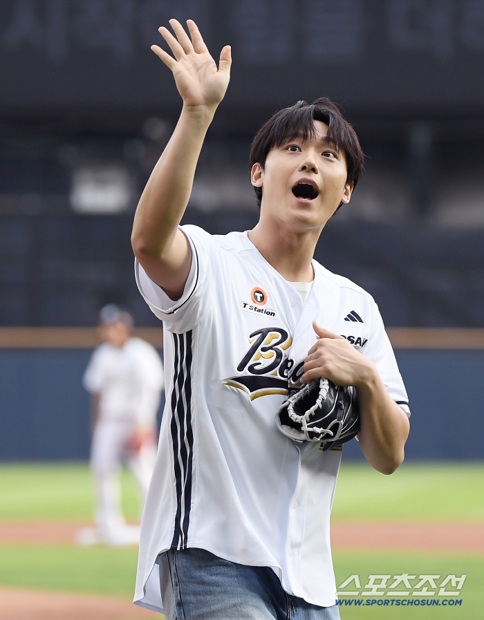  Lee Do-hyun, baseball fan's exclamatory first pitch