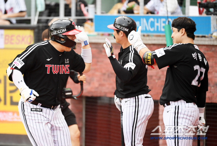  Park Hae-min and Park Dong-won, welcoming Kim Hyun-soo, two-run shot