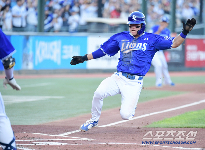  Park Seung-gyu scored first with a powerful sliding in the first inning