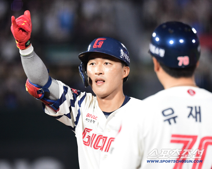  Roh Jin-hyuk comes out as a pinch hitter and makes a timely two-run hit