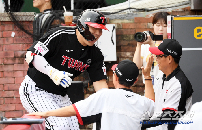  Two-run shot Kim Hyun-soo and Yeom Kyung-yeop did it