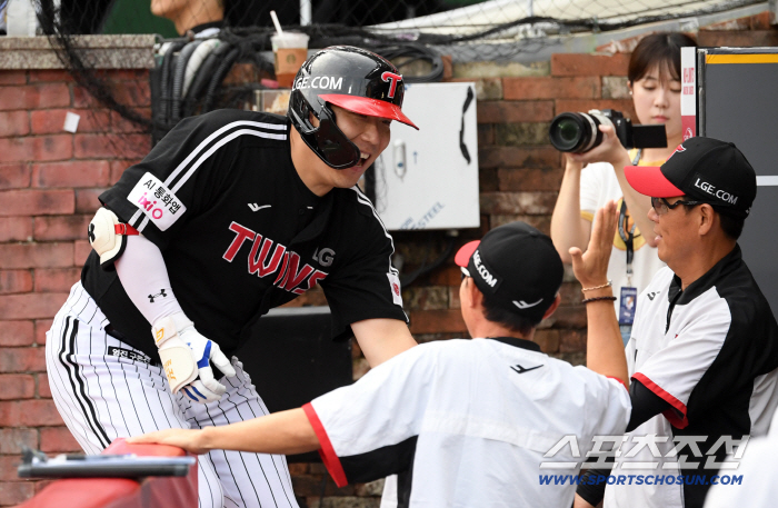  Two-run shot Kim Hyun-soo and Yeom Kyung-yeop did it