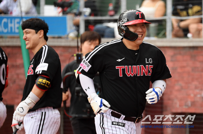  Two-run shot Kim Hyun-soo is smiling