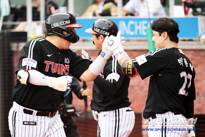  Two-run shot Kim Hyunsoo, Park Dongwon, thumbs up