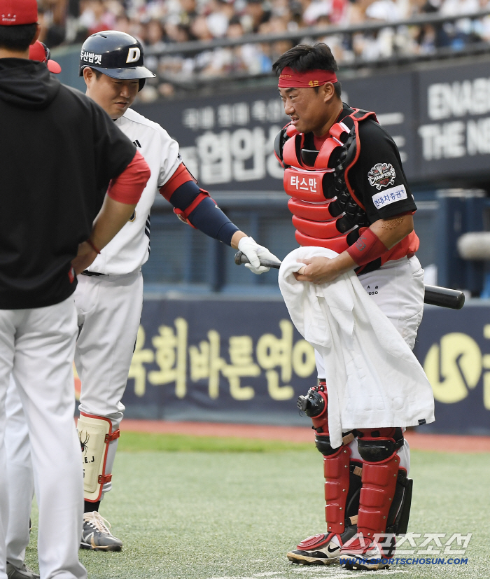  Yang Eui-ji consoling Kim Tae-gun