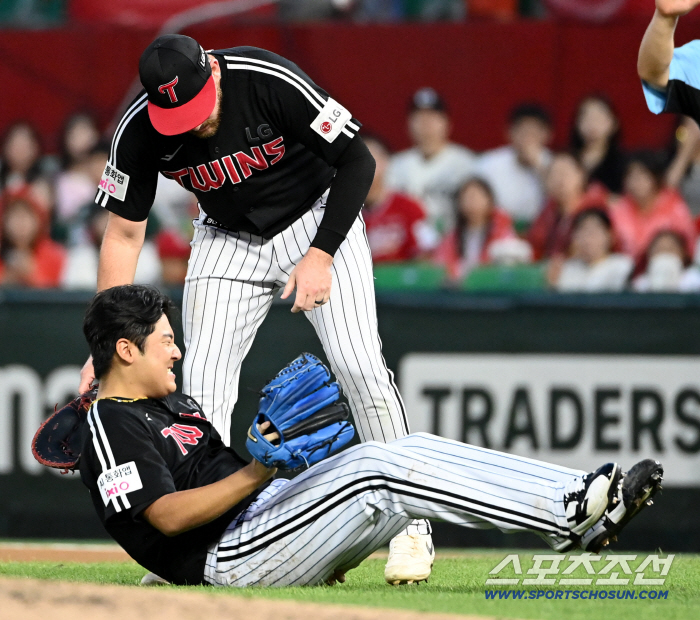 Song Seung-gi (Incheon Field) bowed his head to the bases-loaded gun because of the fire injection that hit his hip