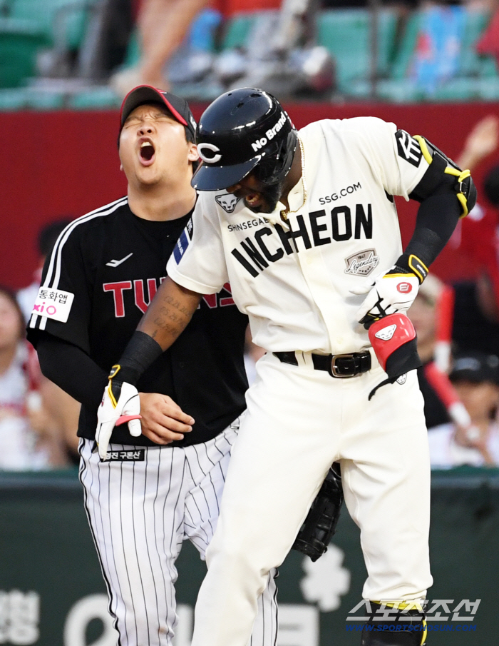 Stop. First baseman Moon Bo-kyung's foot. I'm sorry. I don't know what to do