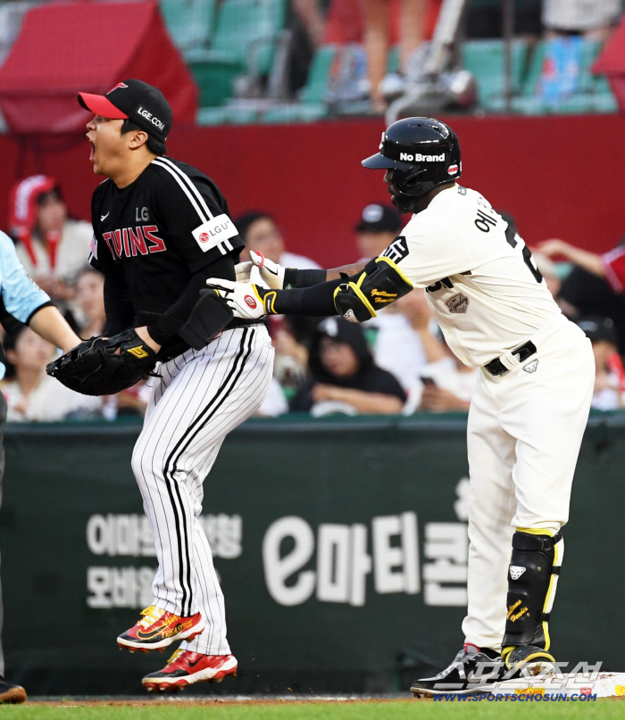 Stop. First baseman Moon Bo-kyung's foot. I'm sorry. I don't know what to do
